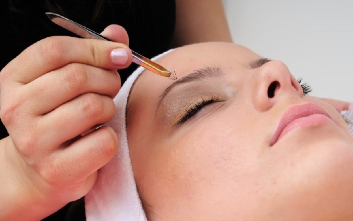 Can I Put Individual Lashes on Eyelash Extensions? 5 Reasons